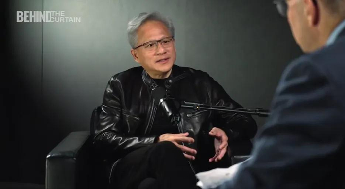 黄仁勋21日接受Axios新闻网独家采访。图为采访视频截图。