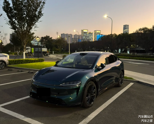 华为智界 R7-智能座舱新标杆