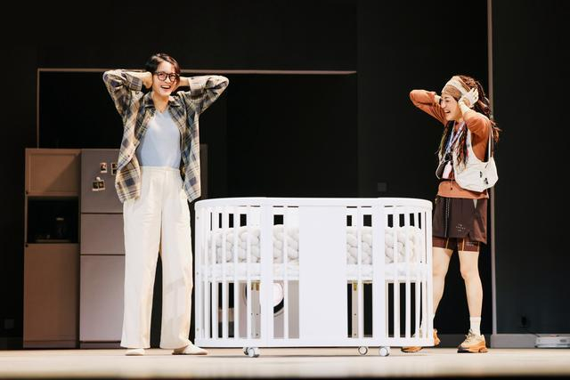 一票难求!梁咏琪内地话剧首秀在沪开演:“82年金智英”变身“本土中女”_手机新浪网