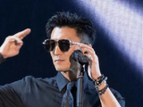 谢霆锋演唱会上白蝴蝶领带为何同时指向父亲和王菲？