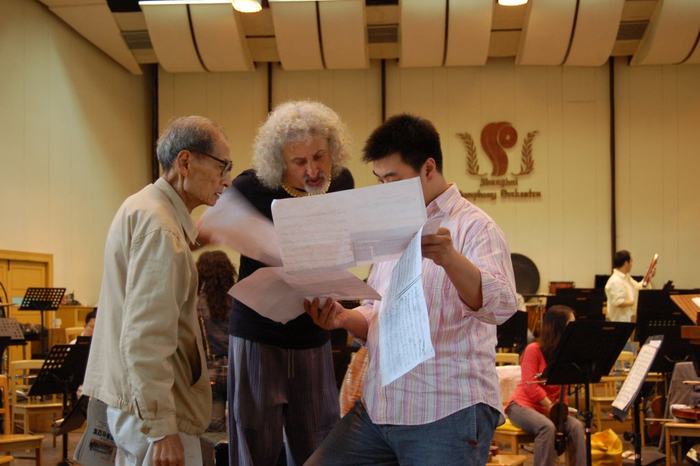 2007年10月，大提琴家米沙·麦斯基和乐手交流