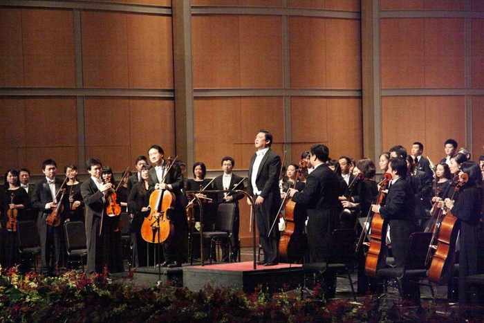 2009年9月，余隆执棒上交2009-10音乐季开幕音乐会，演出在上海大剧院进行