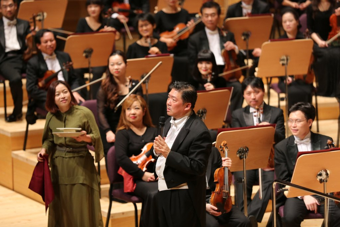 2014年9月，上交2014-15音乐季开幕音乐会上，周平端着馄饨皮上台，宣布新厅昵称为“馄饨皮”