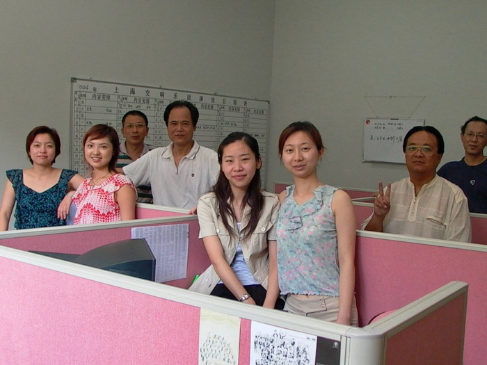 2004年8月，上交工作人员合影，前排左一周平、左三蔡磊磊