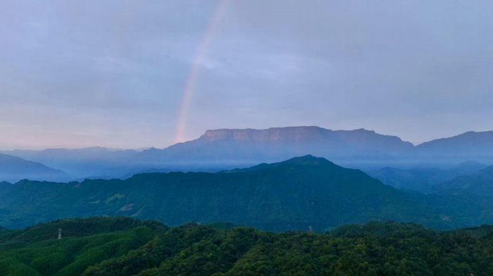 海子山遥望瓦屋山
