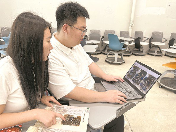             朱斌（右）介绍乌拉特中旗传统银器制作技艺          