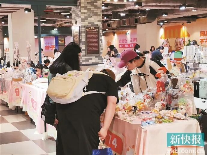 ■消费者正在挑选娃衣。