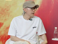 周星驰与董宇辉对谈，回应影片总离不开功夫元素：因为喜欢李小龙，从小苦练功夫，如果没拍电影，可能就当功夫教练或者咏春师傅了