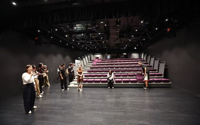天桥演艺区工作人员介绍剧场。新京报记者 王飞 摄