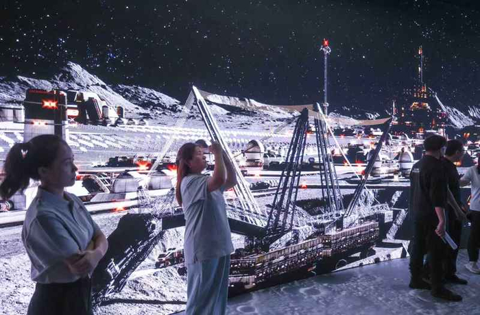观众在地下一层星际探索研学互动空间月球地貌装置前打卡。新京报记者 李木易 摄