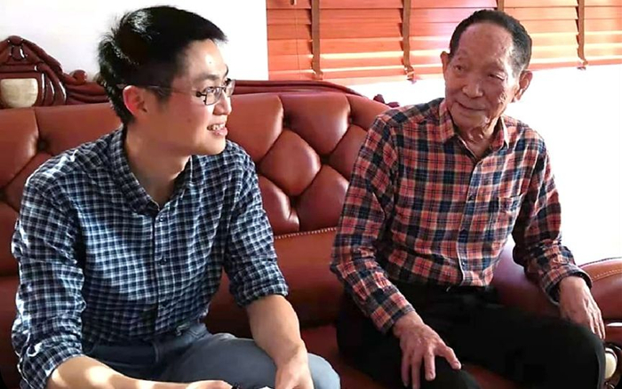 袁隆平院士激励王克剑团队攻关一系法杂交水稻，提高克隆种子效率。辛业芸研究员供图