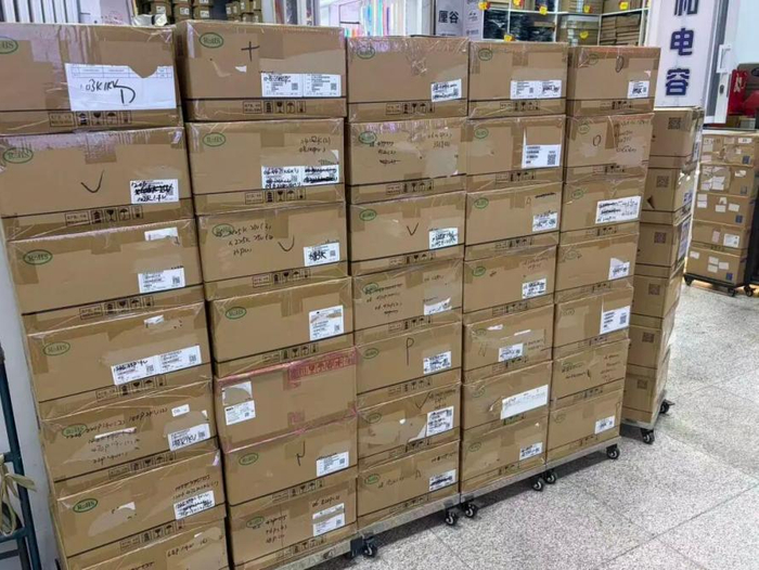 华强北某商家囤积的MLCC  图源：每经头条