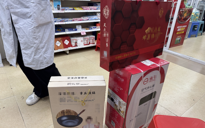 健一生健康药房富佳花园店,店员正在展示购买制氧机的赠品。 新京报记者 齐少乾 摄