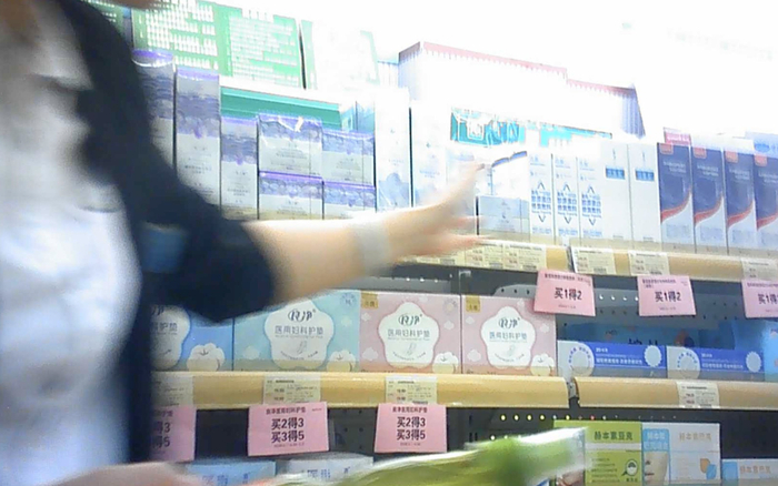 安顺市若飞北路一家药店的店员正在推销各种日用品,称可用医保结算。 新京报记者 齐少乾 摄