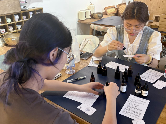 图为游客在学习调香。