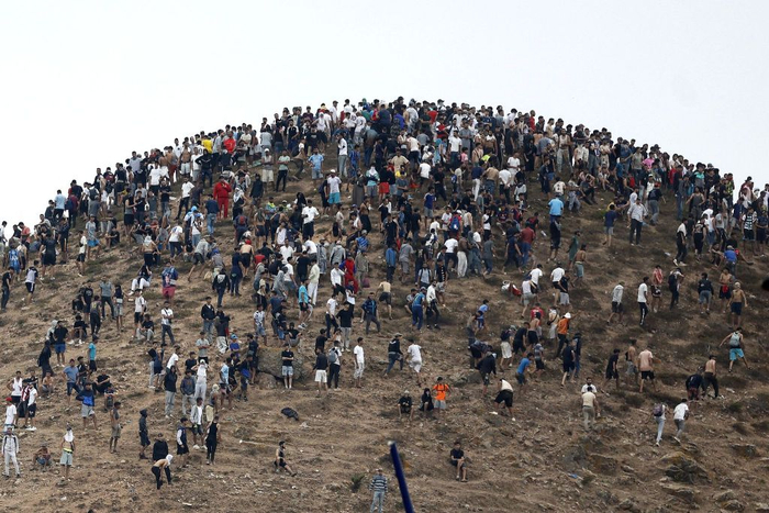 休达移民危机持续升级:至少18人死亡,西班牙调动军队(含视频)|西班牙政府|新华社|摩洛哥|游泳|非法移民_手机新浪网