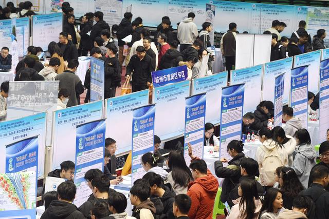 这是2026年3月24日拍摄的哈尔滨理工大学2026届毕业生春季大型供需双选会现场。新华社发（刘洋 摄）