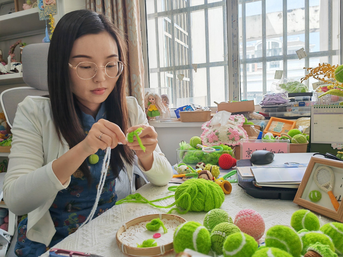 　　4月10日，京山钩针编织技艺传承人左蒙在工作室中制作网球文创产品。新华社记者 乐文婉 摄
