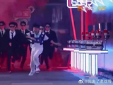 杨迪悠闲入场，结果被猎人团团围住缩在地上，好逗啊！