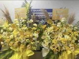 TFBOYS在时团演唱会另类合体 ，分别送定制花篮