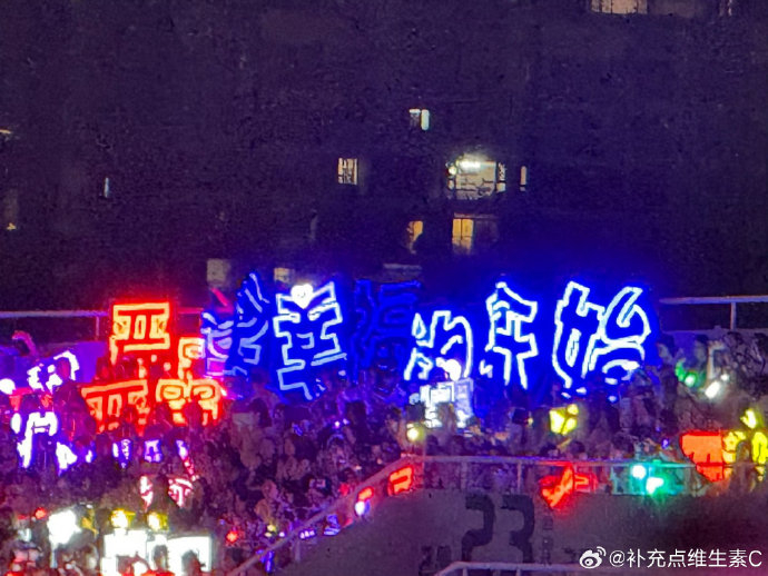 为什么翔霖粉丝坚持只举克莱因蓝灯牌？|严浩翔|贺峻霖|应援|蓝色|社群_手机新浪网