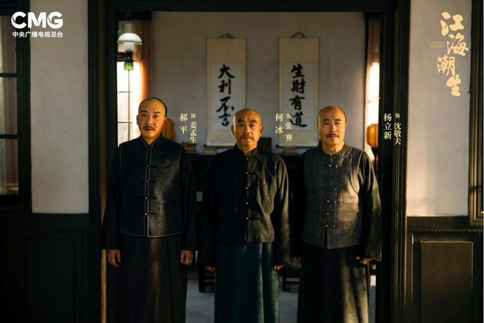 从左到右依次为郝平、何冰、杨立新。
