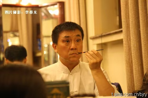 何冰工作照。