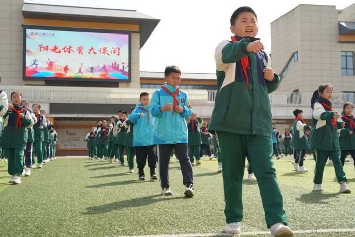2025年3月21日，在陕西省西安市曲江第六小学，学生在阳光体育大课间
