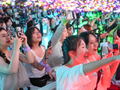 魔都眼｜一场演唱会的三重图景：粉丝赴约、家长守候与警方护航