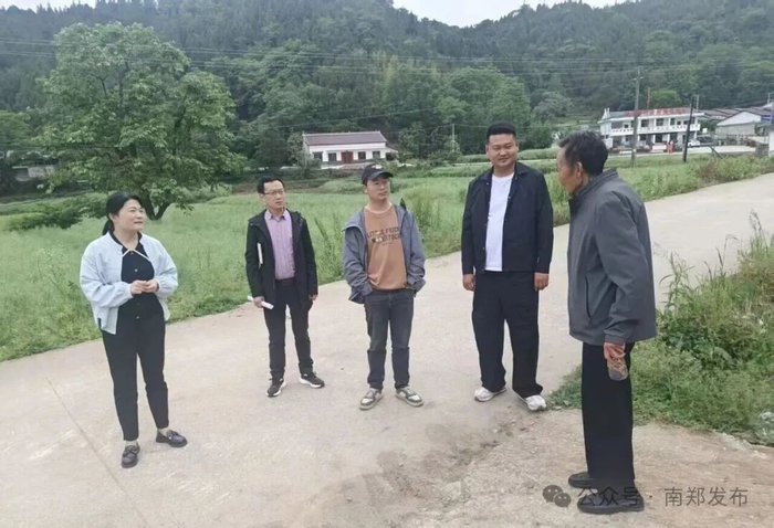 5月8日，李杨（右二）一行人走访村民。图源：南郑发布