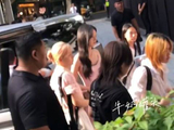 周也粉色抹胸纱裙亮相，宛如行走的水蜜桃