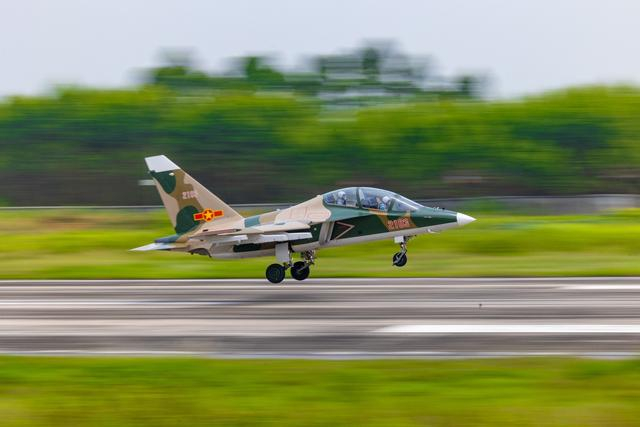（资料图）越南防空空军装备的雅克-130高级教练机 