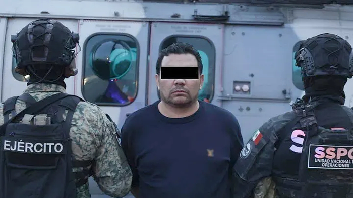 被墨西哥执法部门逮捕的阿尔瓦雷斯·阿亚拉。图自美媒