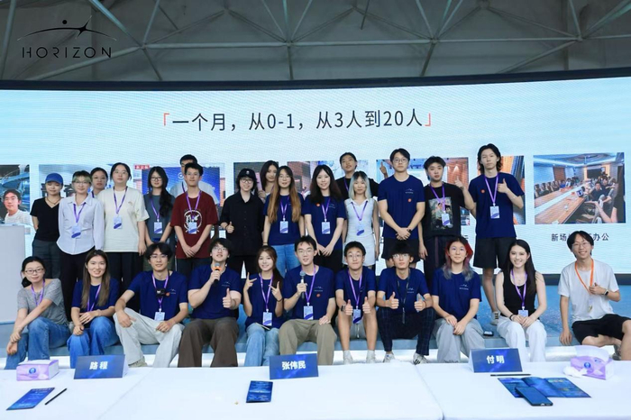 比赛结束后，主办团队和志愿者在台上合影。受访者供图