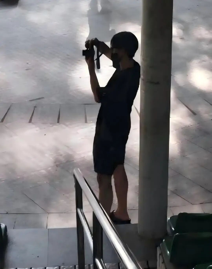 网友抓拍正在越秀公园采风的李现
