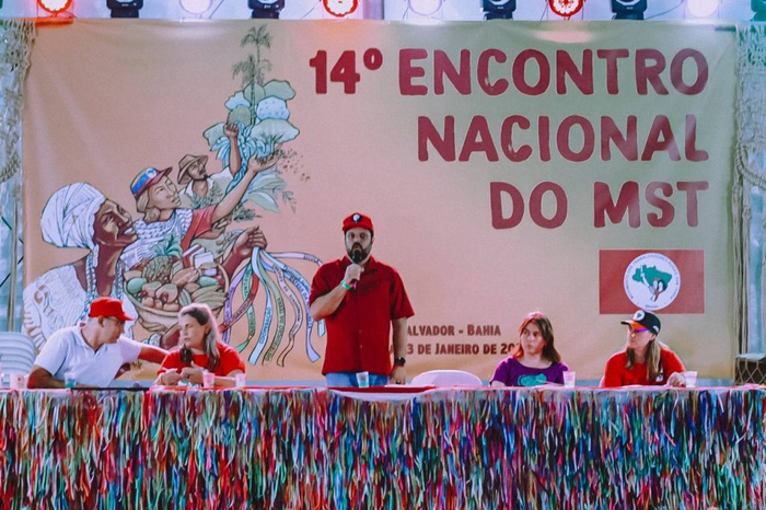  IARAA在MST第十四届全国大会上公开（中间站立者为 Luiz Zarref）MST