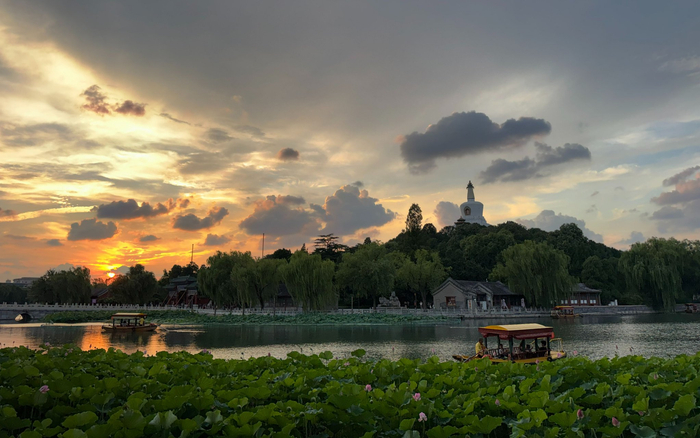 北海公园落日时分美景如画。北京市公园管理中心供图