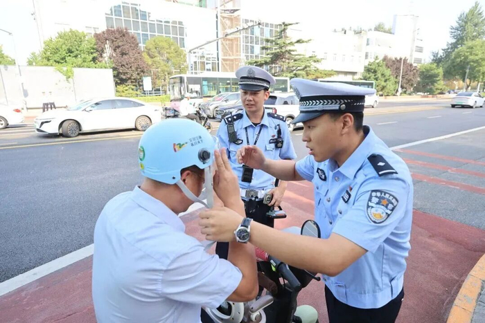 交通宣传执法活动。图/文明大兴微信公众号 