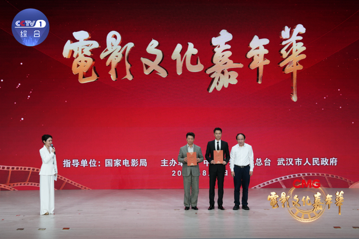 中宣部电影局主持日常工作的副局长毛羽为两位“电影文化推广大使”颁发证书