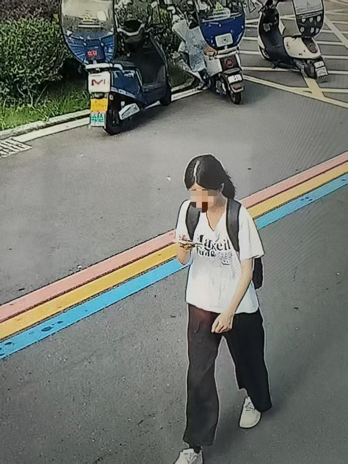 小程7月21日出门当天的穿着。受访者供图
