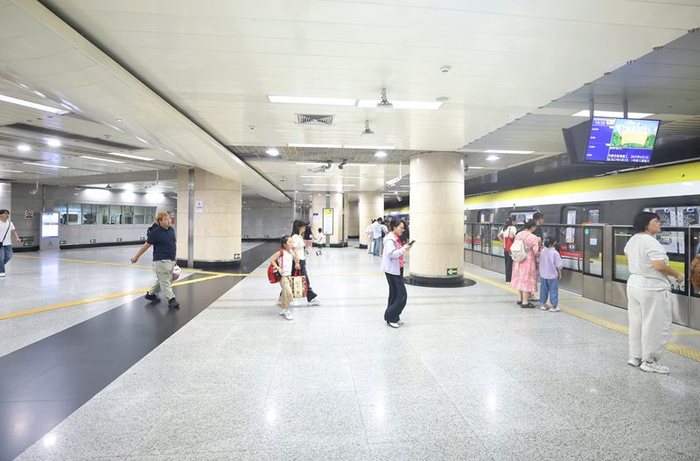 日前，东直门站完成局部空调改造，较此前降温约2℃。新京报记者 王贵彬 摄