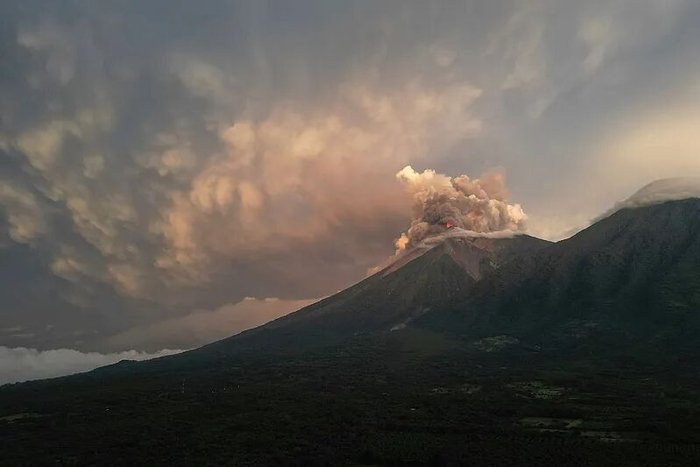 ▲当地时间8月4日，富埃戈火山