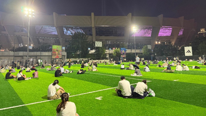 上海体育场时代少年团演唱会外的家长等候区