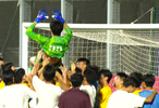 U17国足奇兵！2米门神补时登场+点球战2次扑点，进决赛后被举起致敬