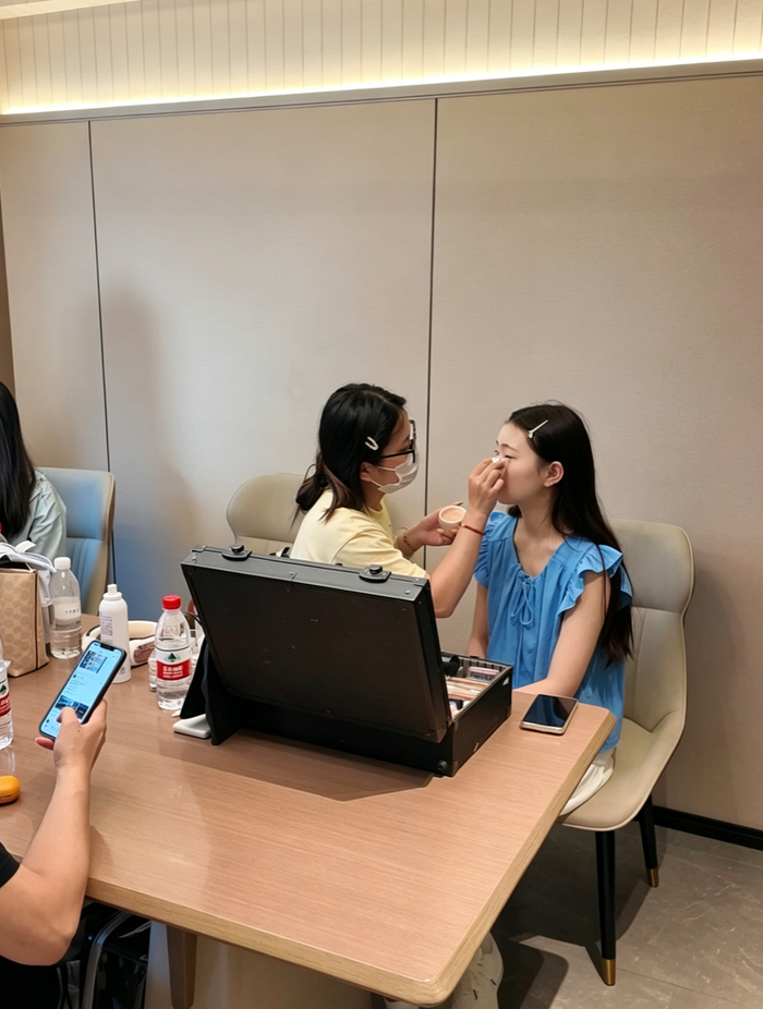 化妆师为粉丝上门提供应援妆容   图片来源：界面新闻记者孙晶智