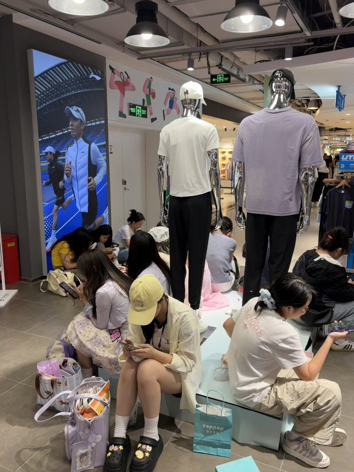 上海体育场附近的商场到处坐满了等待的粉丝和家长。