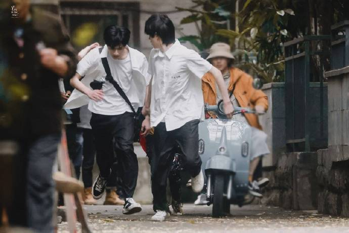 刘耀文宋亚轩《一起等雨停》幕后互动太默契|时代少年团|文轩|轩文|纯真