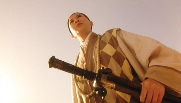 电影《倚天屠龙记之魔教教主》（1993）剧照，手持倚天剑的灭绝师太