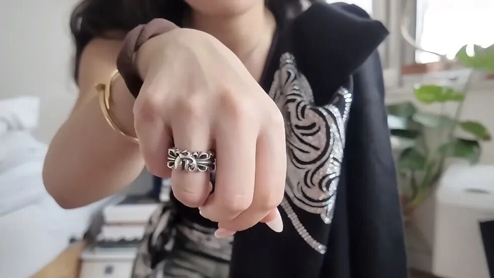 Qian的克罗心羊绒毛衣外套，背后的图案刚好和她的克罗心戒指很像，图源小红书@qian_wu5000