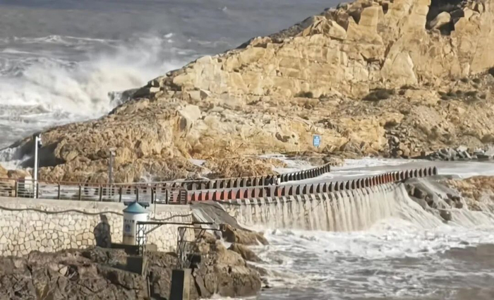 海浪过后剩下三人在栏杆旁搜寻 网传视频截图